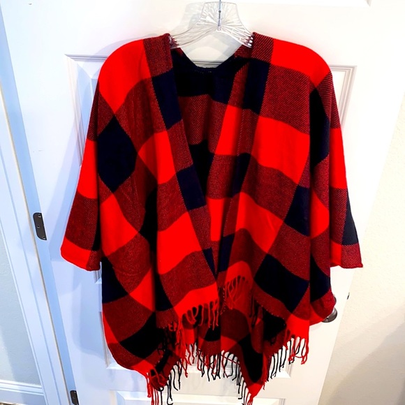 Nwot Fleece Blanket Poncho Cardigan One Size Red Black Buffalo Check Fringe Warm - Picture 2 of 9